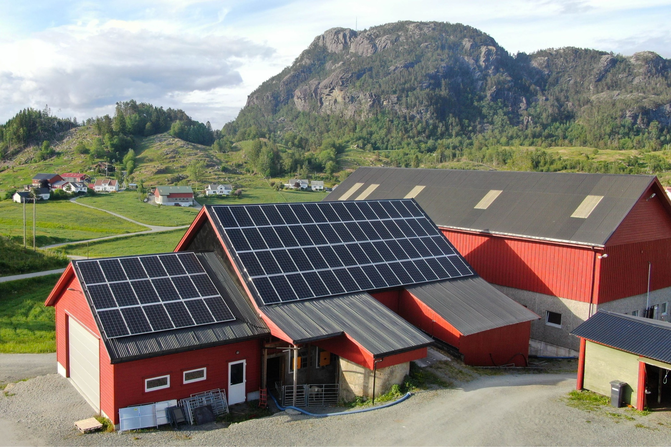 Solcelleanlegg på gårdsbygg, Fattnesvegen 414